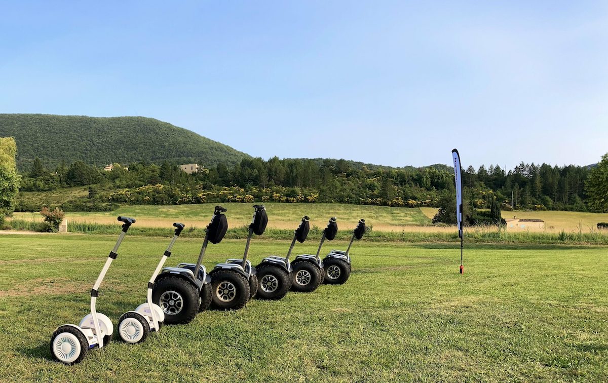 Photo des gyropodes avec un drapeau gyro-drome.fr