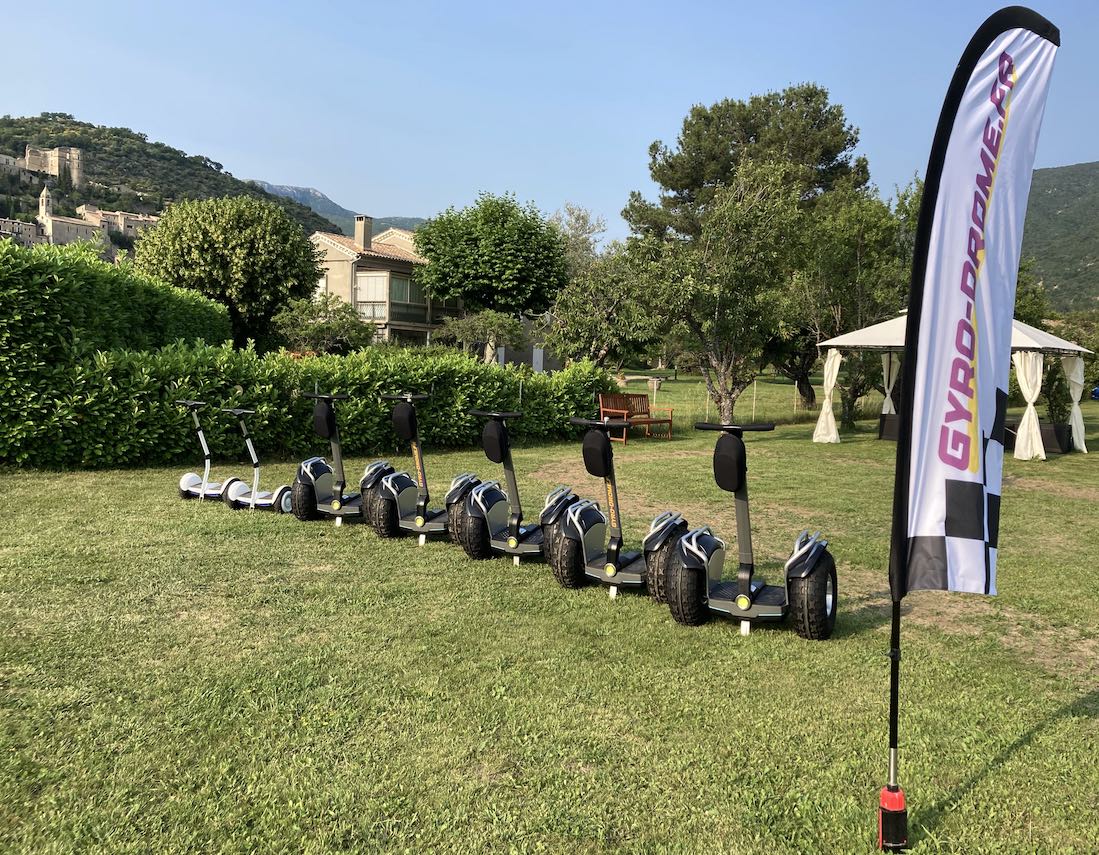 vue des gyropodes avec un drapeau Gyro-Drome.fr