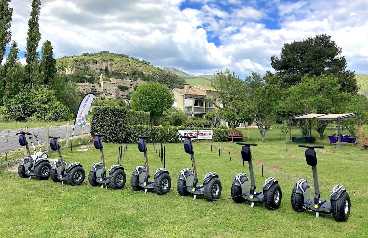 Gyropodes devant le village de Montbrun-les-Bains